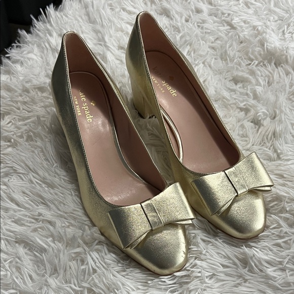Kate Spade Delancey Gold Leather Bow Toe Heels Pumps 9.5 - Picture 1 of 12